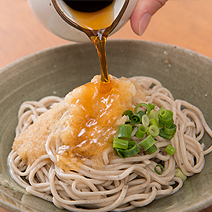 たっぷりの大根おろしと冷たいつゆをかけて出来上がり。